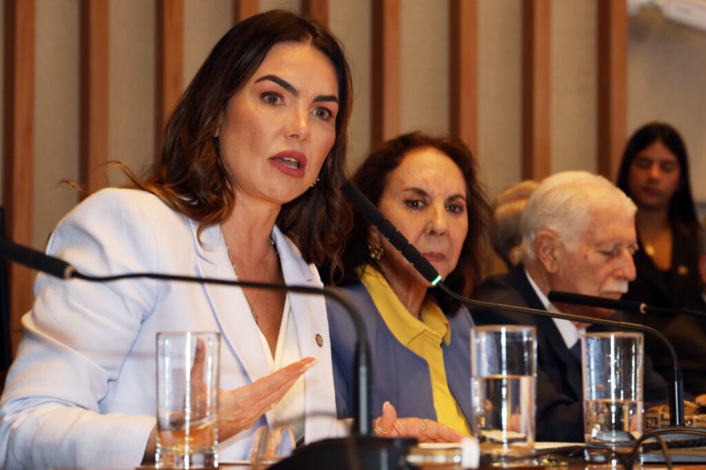 Em sessão inédita e histórica, Paula Belmonte homenageia eleitos de Brasília 