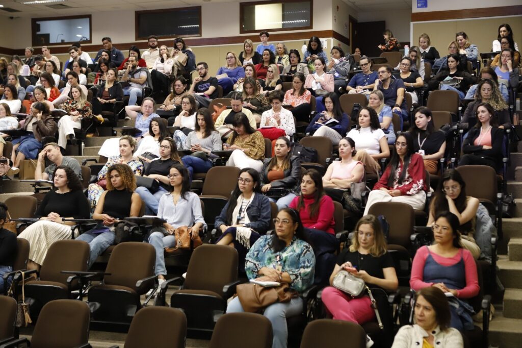 Cerca de 200 profissionais de saúde se capacitam em manejo nutricional a crianças alérgicas ao leite