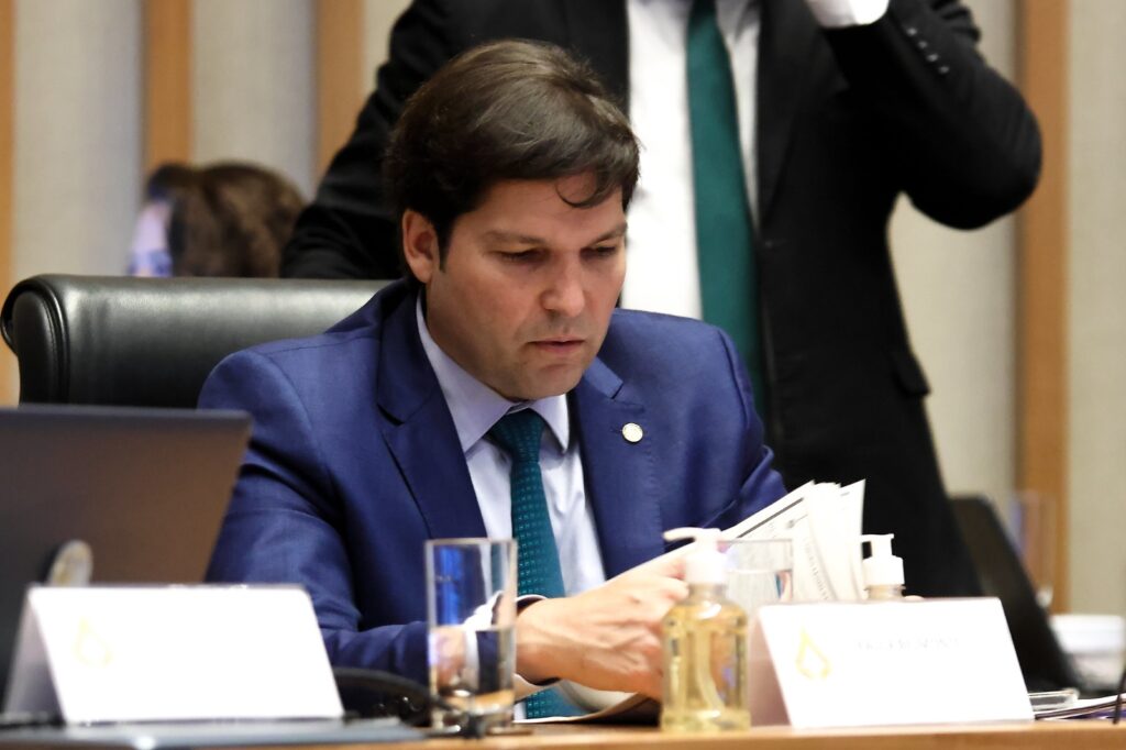 Aprovado projeto do deputado Robério Negreiros que promove contratação de profissionais qualificados pelo RenovaDF