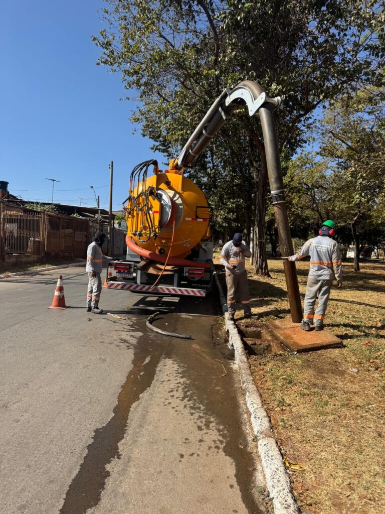 Ceilândia intensifica limpeza de bocas de lobo para prevenir alagamentos antes do período chuvoso
