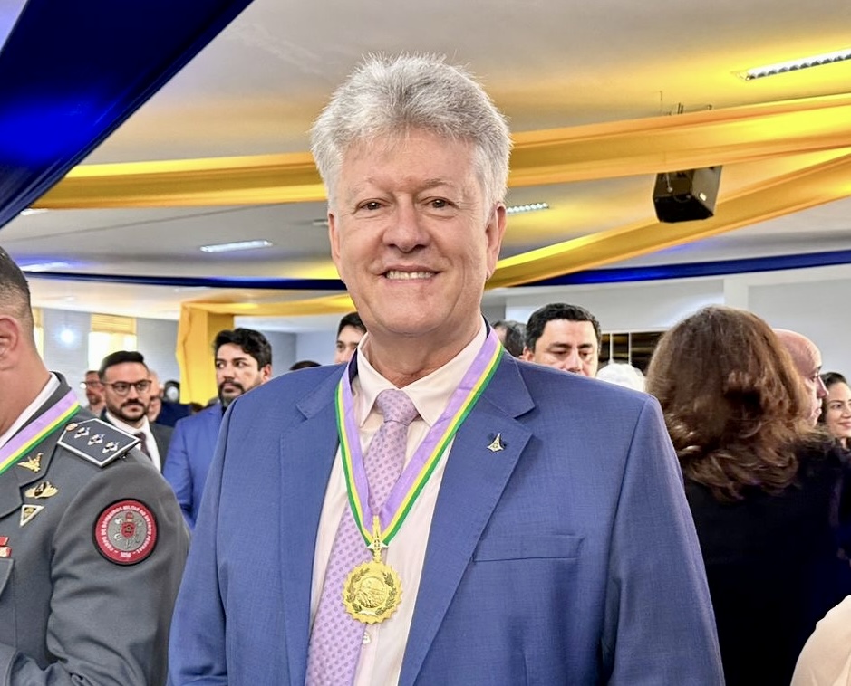 Administrador de Ceilândia, Dilson Resende, recebe Medalha Anísio Teixeira em homenagem ao trabalho pela educação