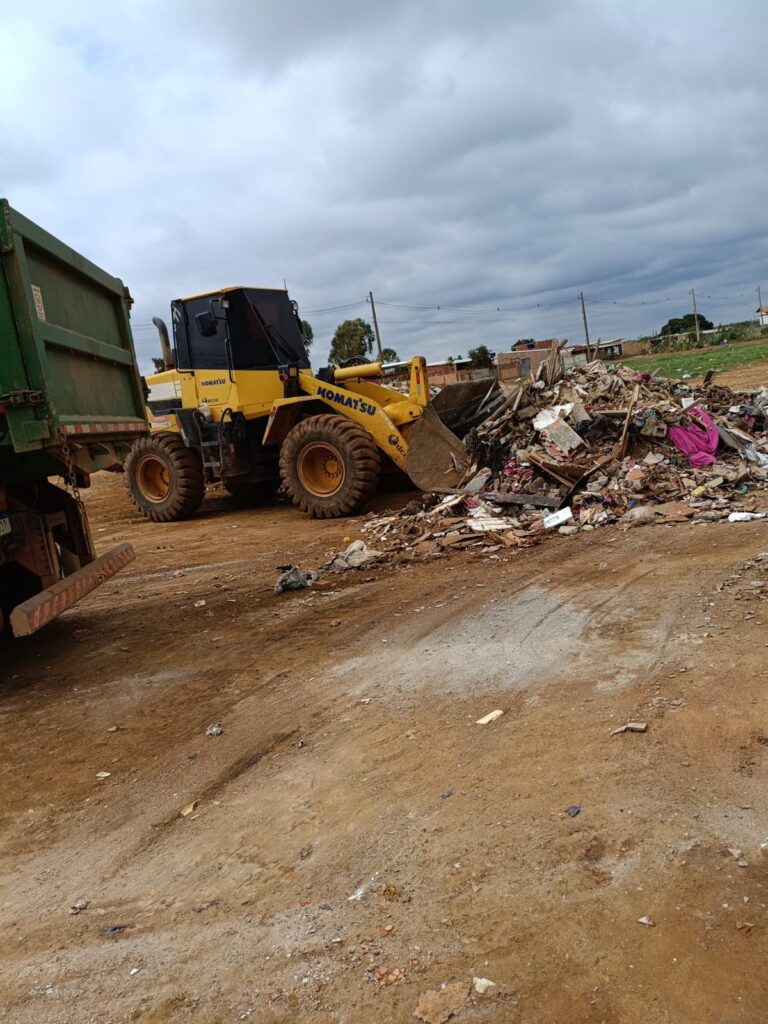 Grande mutirão de limpeza é realizado próximo às bacias de contenção da BR-070, em Ceilândia