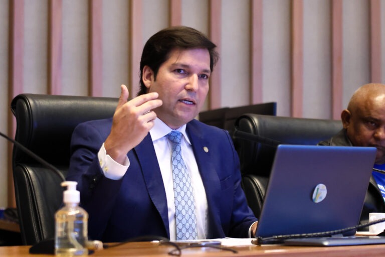 Deputado Robério Negreiros propõe vacinação domiciliar para autistas e política de apoio a síndrome rara