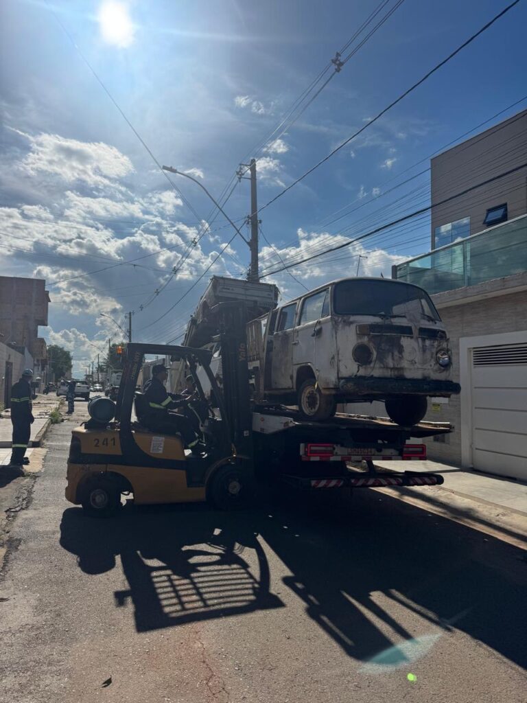 Força-tarefa retira entulho e carcaças de veículos no Condomínio Privê ,em Ceilândia*