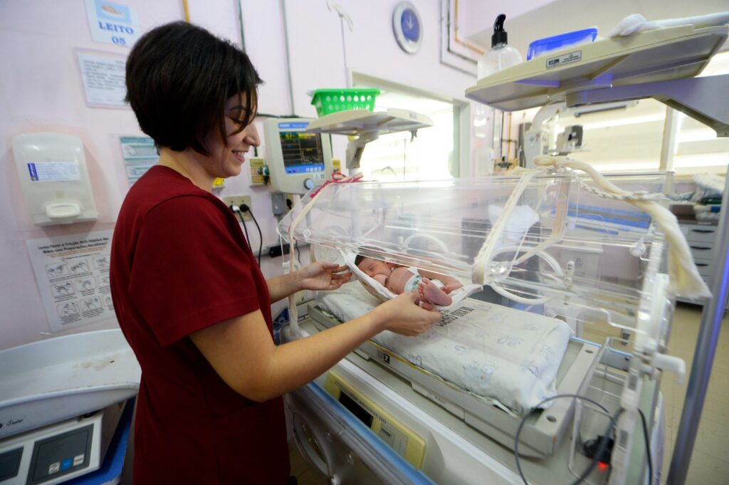 Neonatologia do HRG usa terapias para conforto e desenvolvimento de bebês