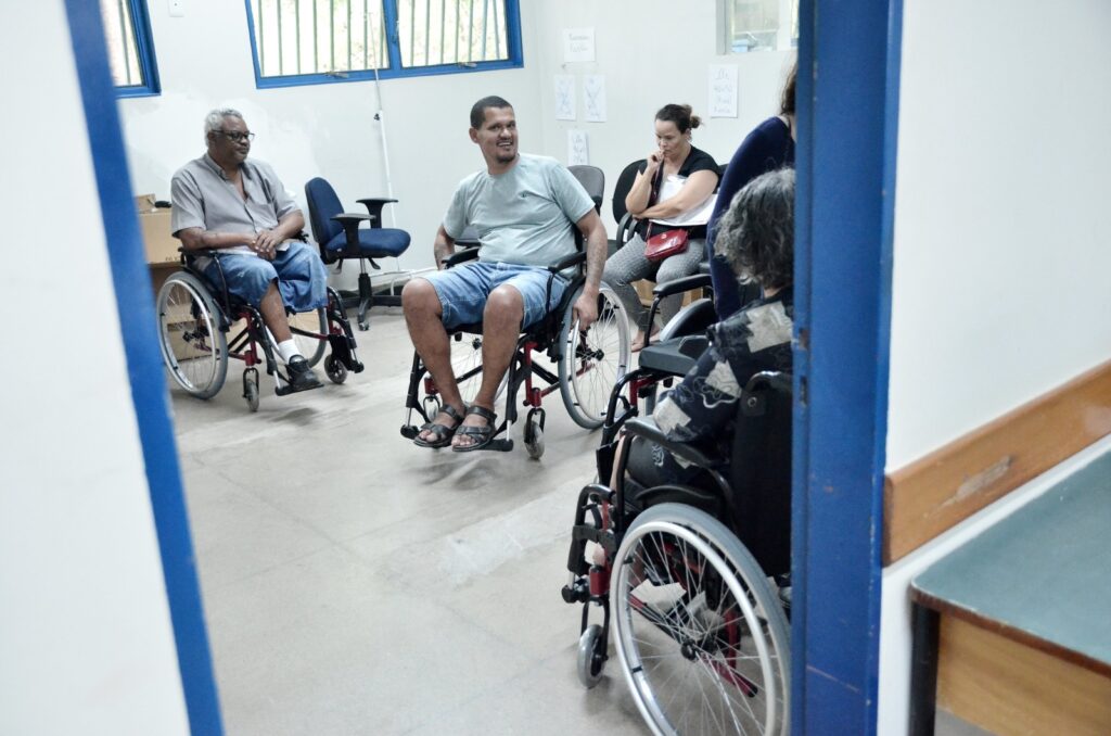 Saúde entrega cadeiras de rodas e de banho a pacientes