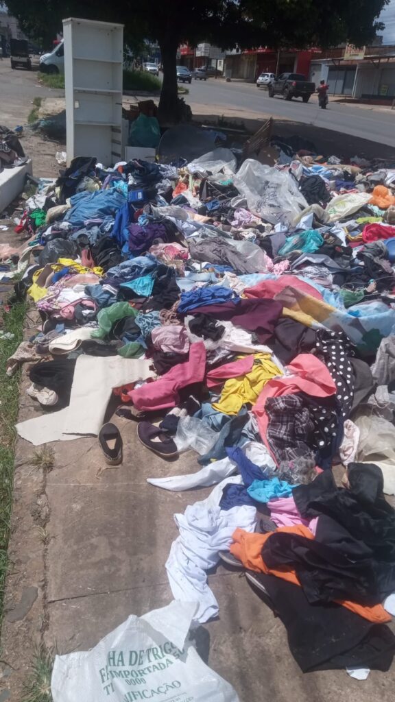 DESCARTE IRREGULAR EM CEILÂNDIA: ROUPAS E CALÇADOS SÃO JOGADOS EM AVENIDA E ACENDEM ALERTA PARA RISCOS COM AS CHUVAS