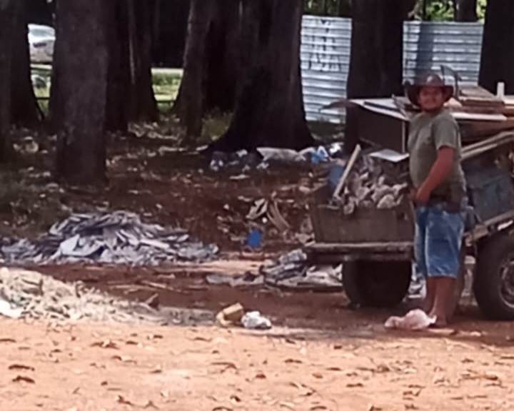 Descarte irregular de lixo gera multa na Praça dos Eucaliptos, em Ceilândia Norte