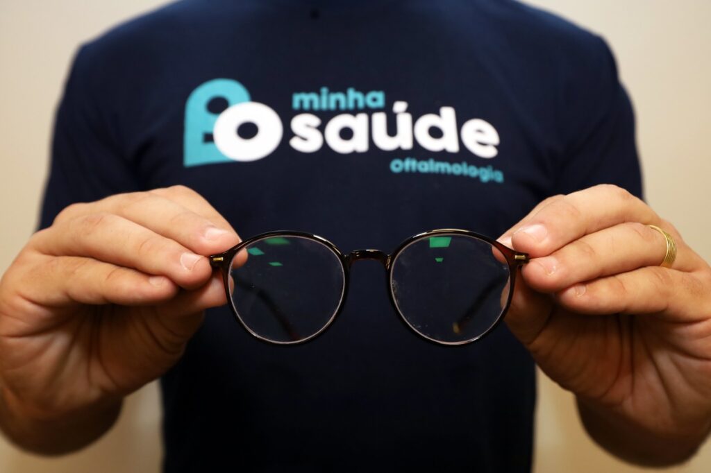 Projeto Minha Saúde entrega óculos gratuitos no Setor Comercial Sul