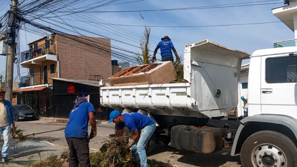 Mutirão remove 20 toneladas de entulho e revitaliza canteiro central da Avenida Hélio Prates, em Ceilândia