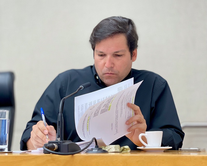 Robério Negreiros cobra explicações após denúncias de distribuição de material impróprio em escolas do DF