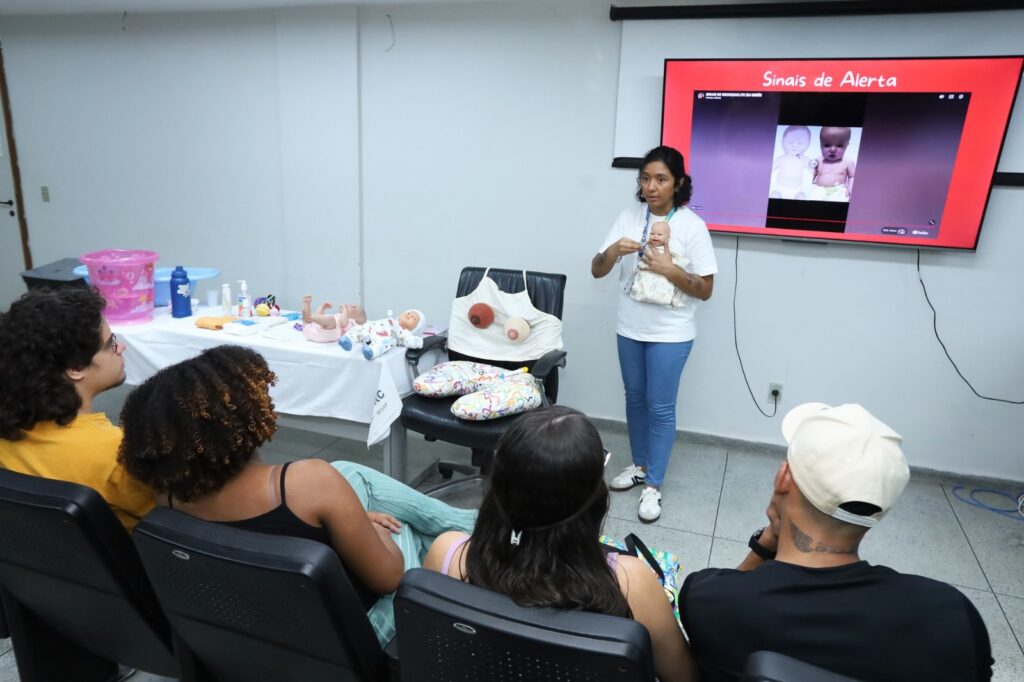 Oficina no Hospital Regional da Ceilândia ensina cuidados com recém-nascidos