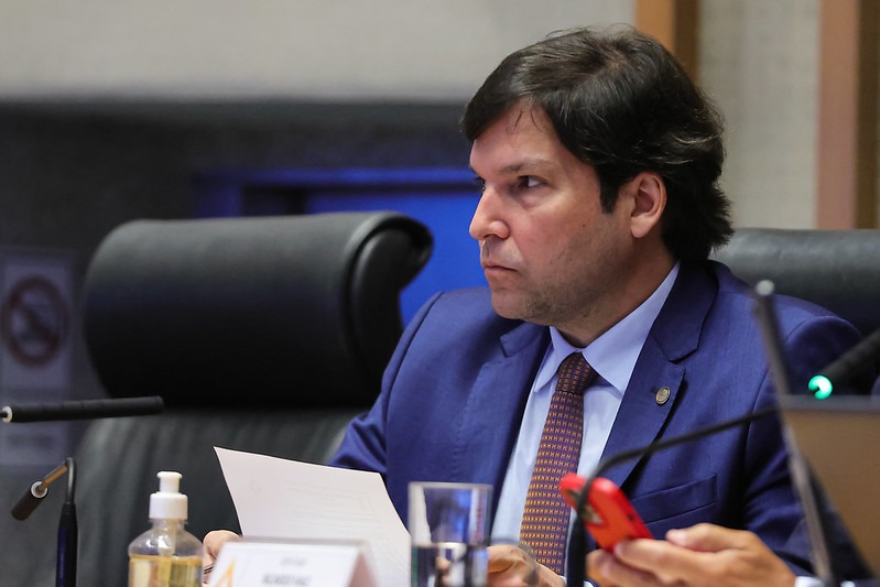 Deputado Robério Negreiros propõe tornozeleira rosa para agressores de mulheres no DF