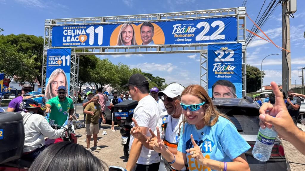 Renata Daguiar promove adesivaço em Ceilândia para reforçar campanha de Celina Leão