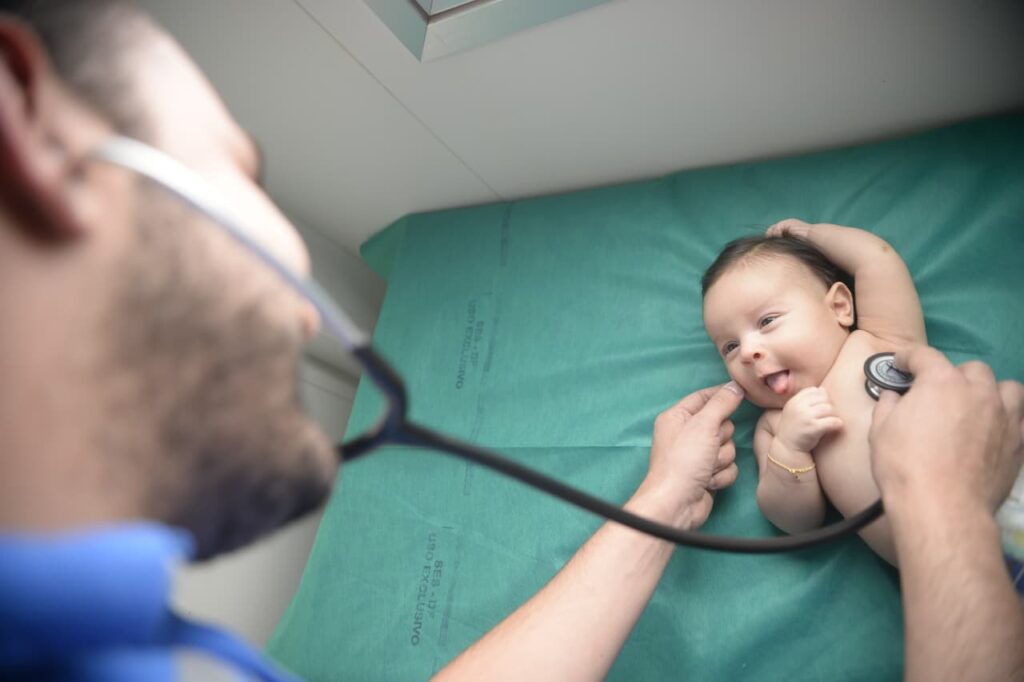 Especialista alerta sobre os sinais de torcicolo congênito em bebês e orienta sobre o tratamento